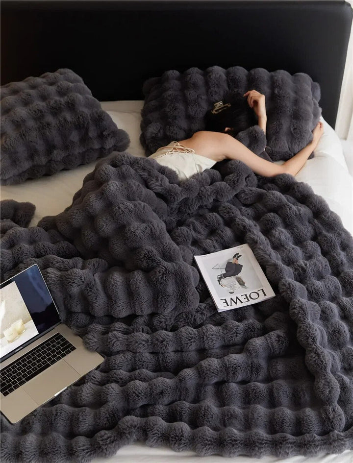 Plush Wool Blanket for Cozy Comfort and Warmth